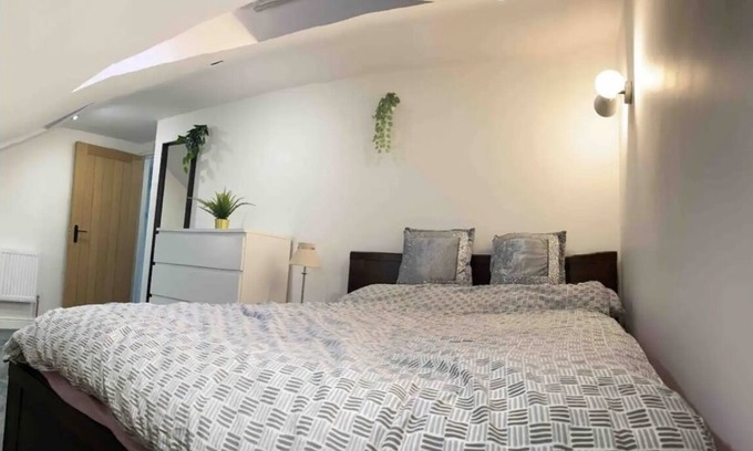 Leyton Casa | Self-contained flat with shared entrance and stairway