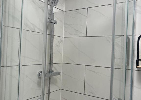 Wednesbury Cama Y Desayuno | Self contained room, en-suite with separate lockable front door, located in an exclusive area