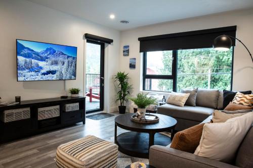 Revelstoke Apartamento | Selkirk Staytion - Stylish Condo with Hot Tub