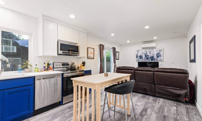 Sellwood-Moreland Casa | Great Deals on Summer Stays!
