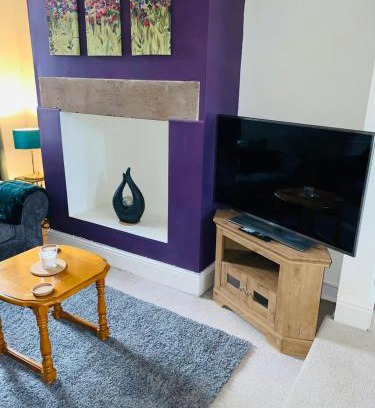 Giltbrook Casa | Selston House, 3 bedroom cosy cottage Home for up to 6 Guests, Cul-de-sac on Private road