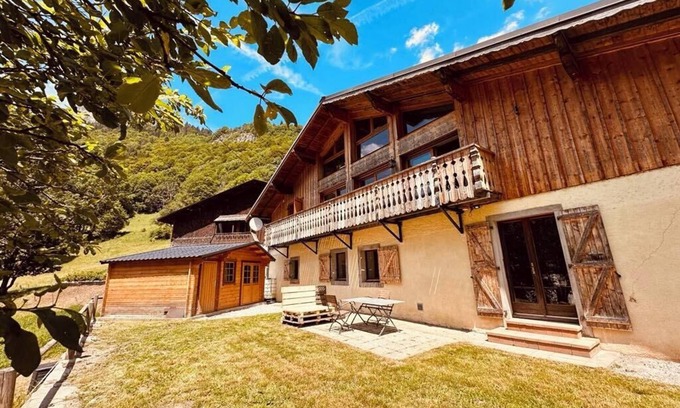 Bellevaux Casa | Semi-detached mountain chalet with fireplace