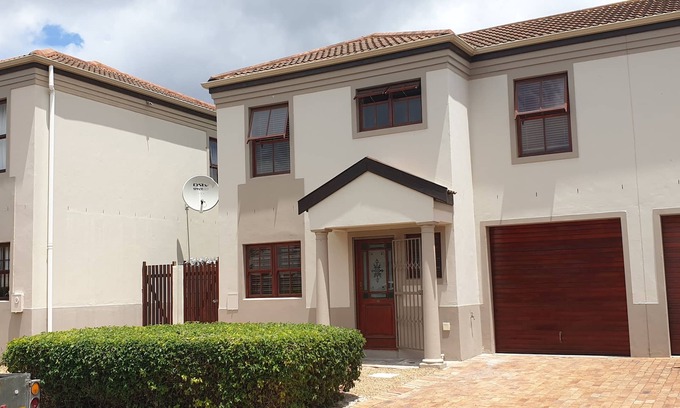 Tokai Casa | Semi-detached Town House with 3 bedrooms, 2.5 bathrooms, lounge and patio