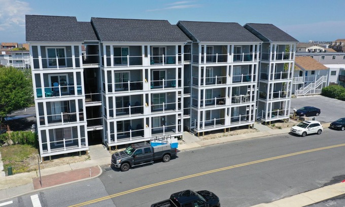 Midtown Ocean City Condominio | Senior week welcome! Walk to beach and boardwalk! 4 balconies