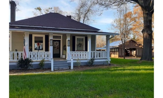 Turin Casa | Senoia Farmhouse close to town, the home of The Walking Dead.