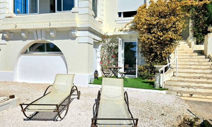 Toulon Cama Y Desayuno | Separate bedroom and bathroom