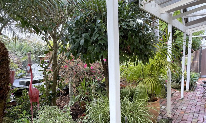 Inverloch Apartamento | Separate & Self contained apartment in beautiful tropical garden close to beach.
