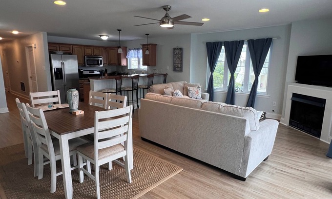 North Wildwood Condominio | Verano 2020 Reserva rápidamente Hermosa 4 dormitorios / 3 baños, condominio de dos niveles N. Madera salvaje