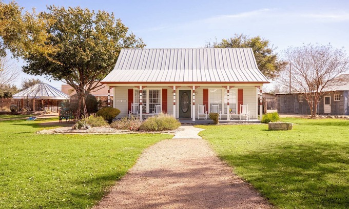 New Braunfels Casa | Family-Friendly Ranch House – Dog Friendly King Suite, Full Kitchen with Back Patio & Outdoor Space