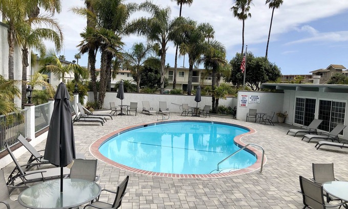 Carpinteria Condominio | Elegante condominio de 2 dormitorios junto al mar, a pocos pasos de la playa de arena blanca