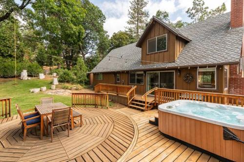 Springville Casa | Sequoia Retreat- Spacious Cabin, Hot tub, & Sundeck
