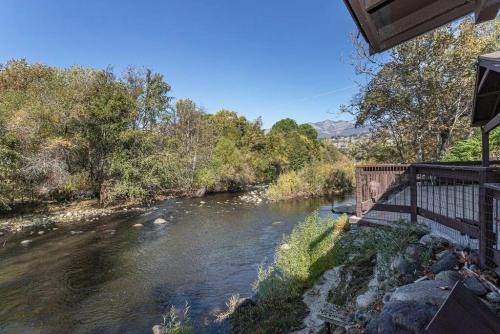 Three Rivers Casa | Sequoia Riverfront House with Private Beach