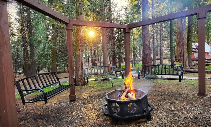 Wilsonia Cabina | Sequoia Splendor - Historic Charm meets Modern Renovation inside Kings Canyon NP