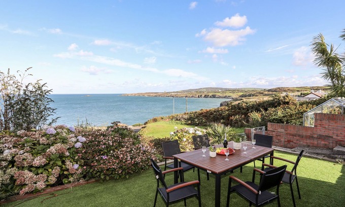 Amlwch Casa | SER A MOR (STARS AND SEA), pet friendly, with open fire in Amlwch