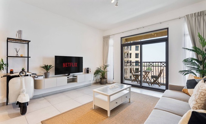 Deira Apartamento | Serene 1BR Stay w/ Pool, Gym, & Kids Playground