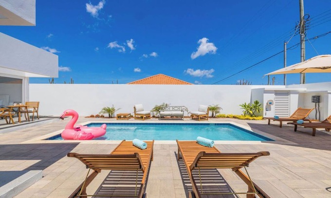 Sabana Liber Villa | Serene "2 in 1" Oasis ~ 2 Pools ~ King Beds ~ BBQ!