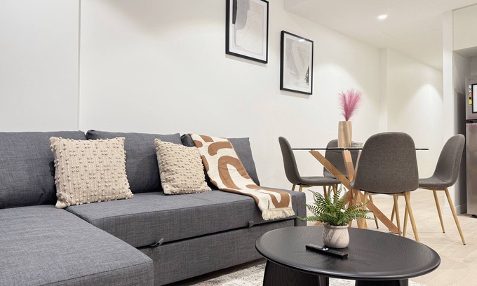 Brisbane Central Business District Apartamento | Serene 2Bed w/ Pool & River Views at QWR