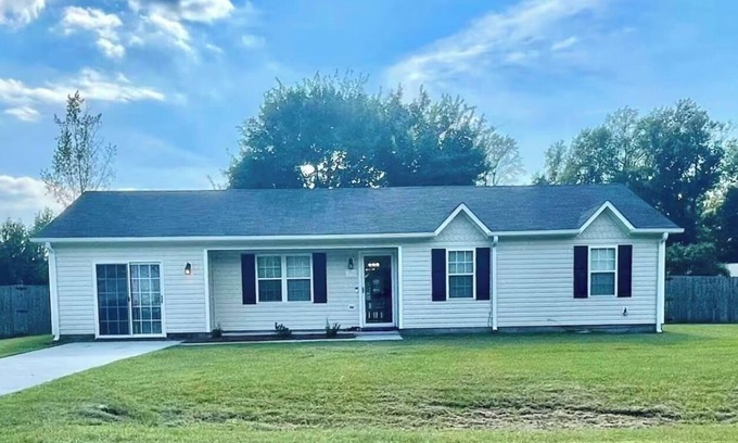 McCutcheon Field Casa | Serene 3-bedroom house w/big yard in Jacksonville
