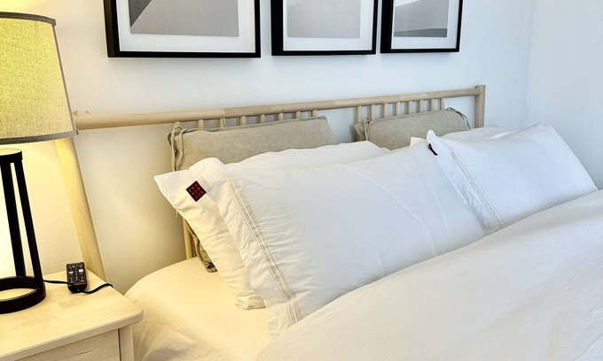 Newark Apartamento | Serene 3BR, 2BA with Free Garage Parking -NYC Access, 5 Mins to EWR,Newark, NJ