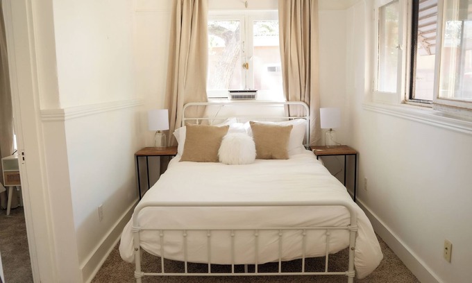 University Heights Casa | Serene 3BR Cottage w/Screened Porch in Prime Walkable Neighborhood