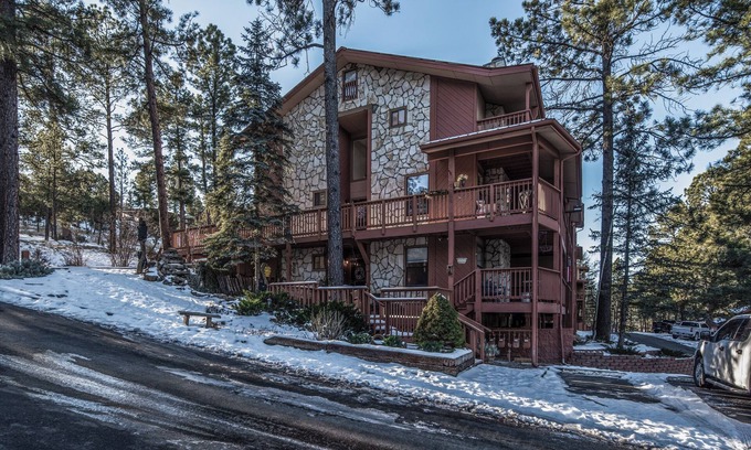 Ruidoso Condominio | Serene 4-bedroom Cabin/Condo & THEATER ROOM! Near downtown, restaurants, & parks