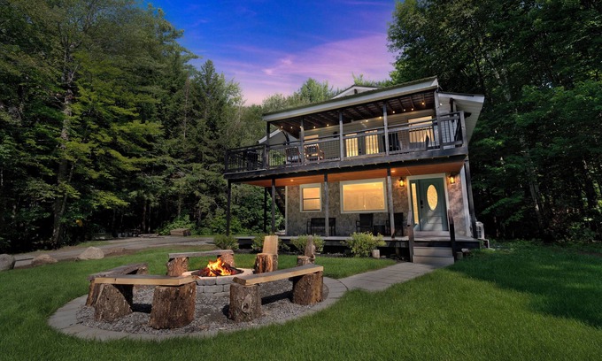 North Woodstock Chalet De Esquí | Serene 6-Bedroom Mountainside Chalet Retreat w/ EV Charging