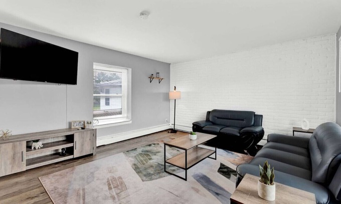 Sterling Heights Apartamento | Serene and Central Home ~ WiFi ~ Pet Friendly!