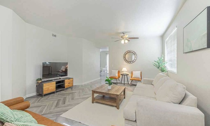 Palmdale Casa | Serene and Elegant Estate On Racquet Ln #42183