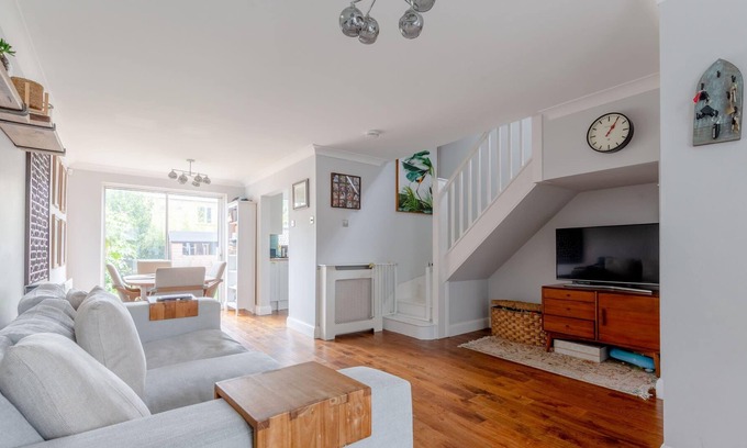 Abbey Otro | Serene and Spacious 2 Bedroom House in South Wimbledon