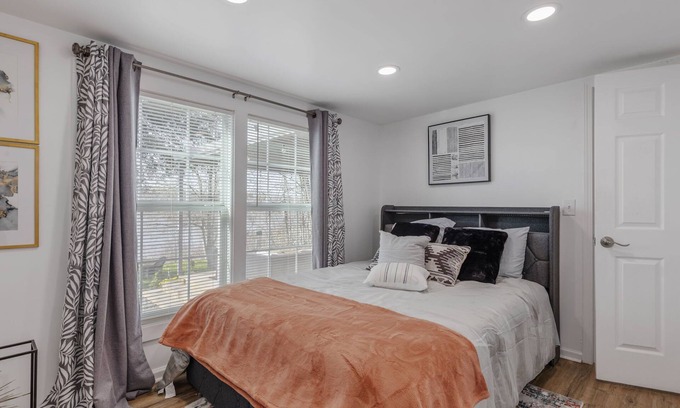 Lottie Casa | Serene Bayou Stay Large 4BR Home for Families & Groups
