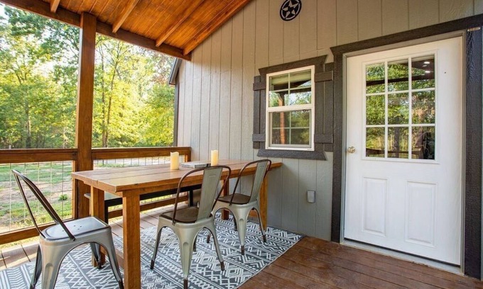 Wood County Cabina | Serene beautiful country cabin on beautiful pond