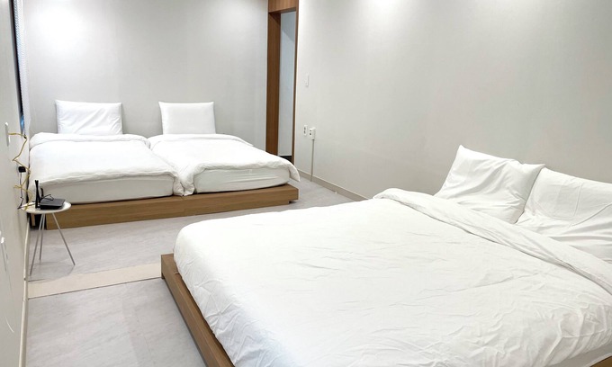 Jung-gu Casa | Serene building with WiFi in beautiful Busan There is a large bed.