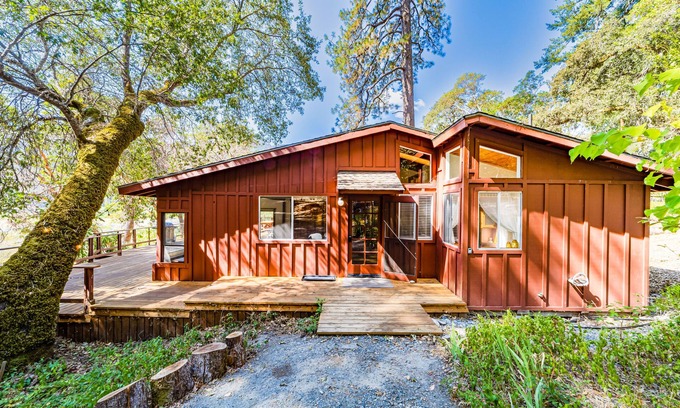 Salyer Casa | Serene cabin with large deck, woodstoves & trail to river beach - dog-friendly