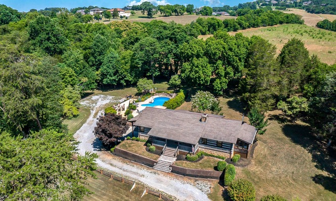 Kodak Cabina | Serene cabin with pool, hot tub, game room, fireplace, & free attraction tickets