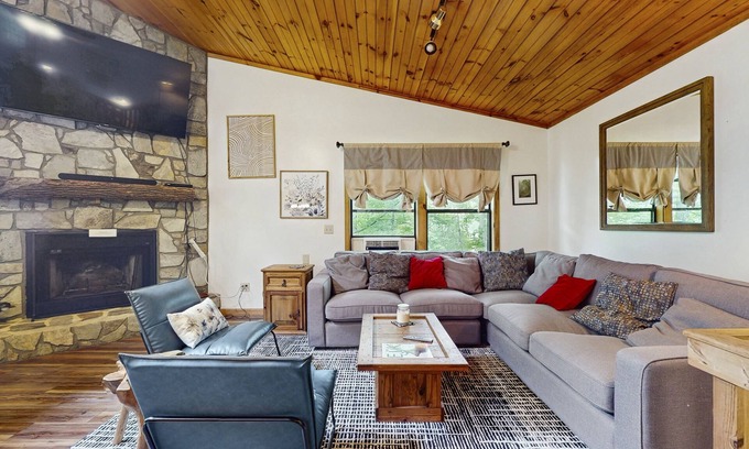 Maggie Valley Cabina | Serene cabin with mountain views, gorgeous golden hour ambiance & decks