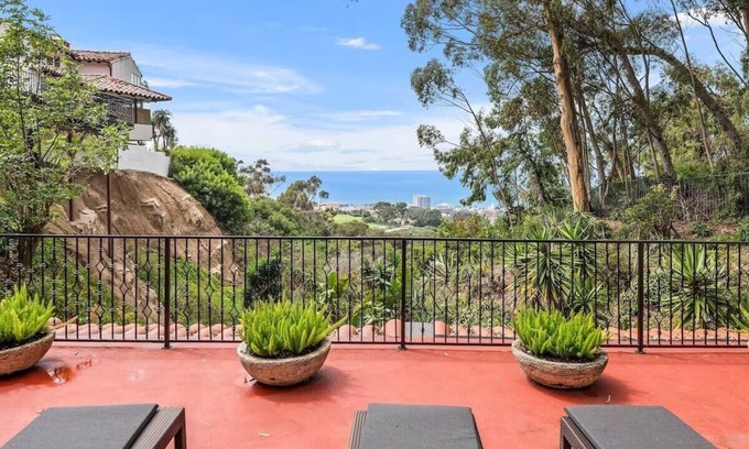 Country Club Casa | Serene Casita, Picturesque Ocean and Canyon Views
