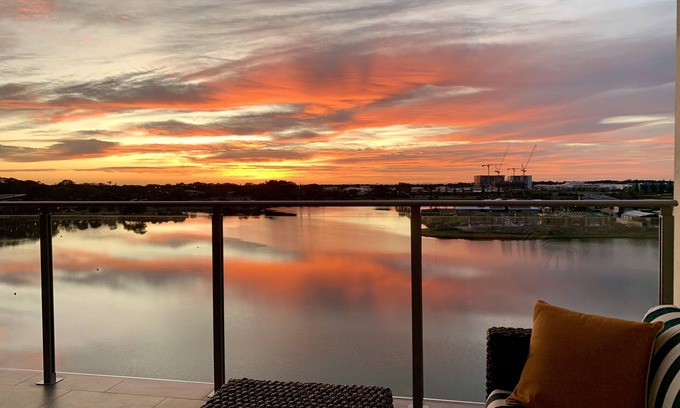 Birtinya Apartamento | Serene coastal waterfront apartment, private oasis, daily sunrises over ocean