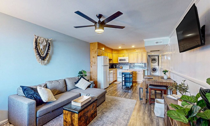 Caine Woods Condominio | Serene condo with central AC, deck & washer/dryer - near golf & theme parks