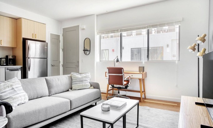 Palms Apartamento | Serene Culver City 1BR w/Gym & Roof Lounge, Walkable Area, by Blueground