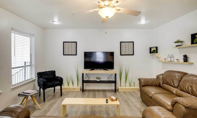 Knox - Henderson Condominio | Serene Dallas Condo w/ Pool - Walkable Location!