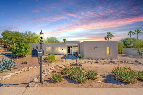 Tucson Apartamento | Serene Desert Escape with Pool & Grill, Sleeps 8 - Low Summer Rates!