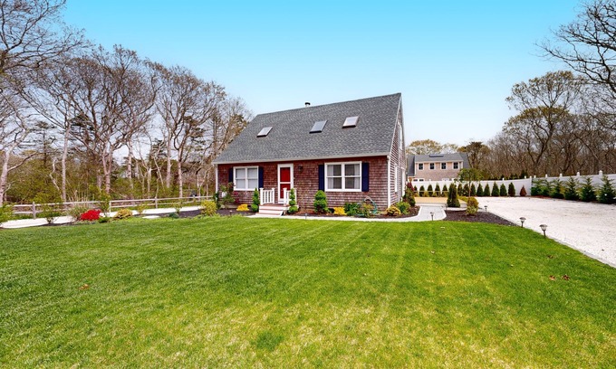 Katama Casa | Serene Dog Friendly Island Retreat with A/C and Washer/Dryer