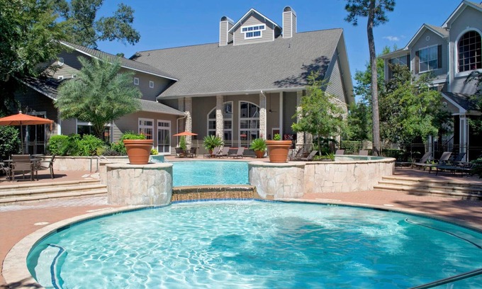 Alden Bridge Apartamento | Escape sereno en los pinos