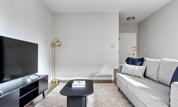 Evanston Apartamento | Serene Evanston 1BR w/ Dishwasher, walk to Northwestern, by Blueground