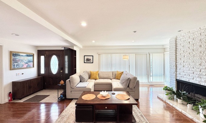 Thousand Oaks Casa | Serene Garden Retreat Luxury 4BR Elegant Interior