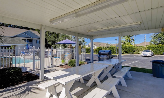 Surfside Beach Condominio | Serene ground-floor condo in great location with pool access - dog-friendly