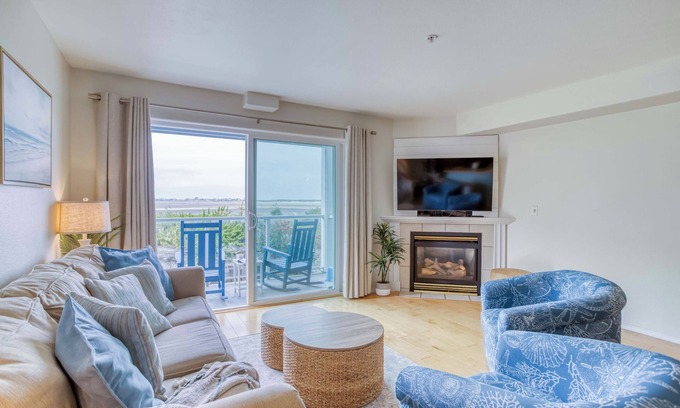 Lincoln City Condominio | Serene Ground-Level Siletz Bay View Condo, Beach Path, Many Restaurants!