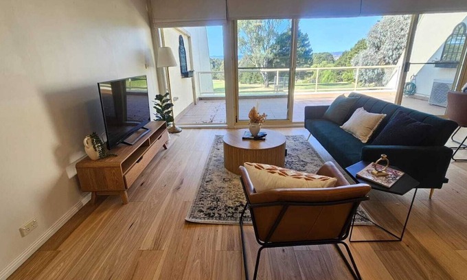 Narrabundah Apartamento | Serene hideaway retreat with breathtaking panoramic views.