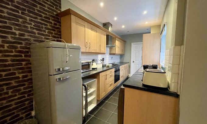 Bedworth Casa | Serene Home: 4BR Getaway in Bedworth