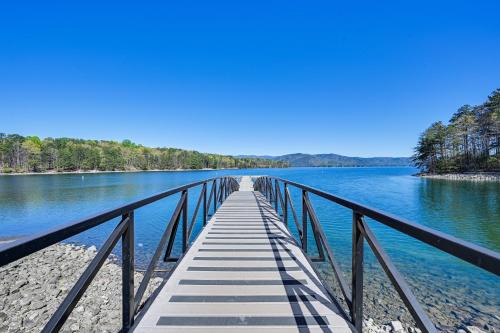 Salem Casa | Serene Home Between Lake Jocassee and Lake Keowee!
